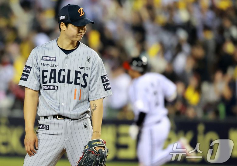 26일 서울 송파구 잠실야구장에서 열린 '2025 신한 SOL 뱅크 KBO리그' 한화 이글스와 LG 트윈스의 경기, 한화 선발 엄상백이 4회말 LG 문보경에게 솔로홈런을 허용 후 아쉬워하고 있다. 2025.3.26/뉴스1 ⓒ News1 김진환 기자