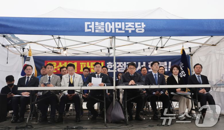 박찬대 더불어민주당 원내대표가 27일 서울 종로구 광화문 앞 민주당 천막당사에서 열린 정책조정회의에서 발언하고 있다. 2025.3.27/뉴스1 ⓒ News1 박지혜 기자