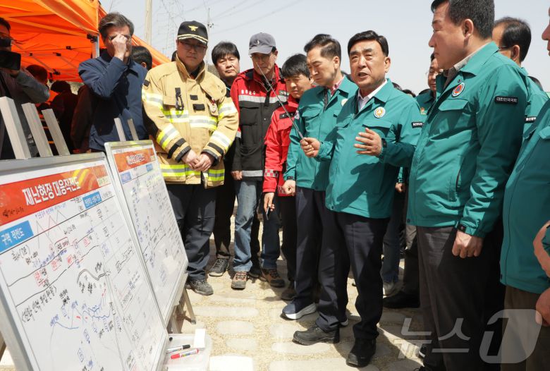 김두겸 울산시장과 김기현 국회의원이 26일 울주 온양 산불과 관련한 현장 상황을 전해 듣고 향후 지휘 사항을 전달하고 있다.2025.3.26/뉴스1 ⓒ News1 김지혜 기자