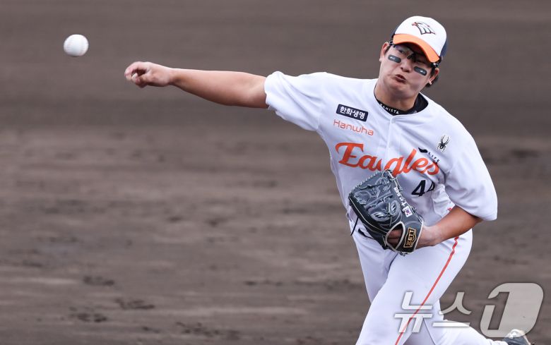 한화 김서현이 26일 일본 오키나와 고친다 야구장에서 열린 KT 위즈와 한화 이글스 연습경기에서 역투하고 있다. 2025.2.26/뉴스1 ⓒ News1 허경 기자