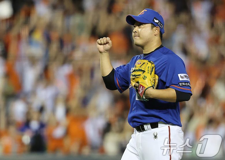 6일 서울 송파구 잠실야구장에서 열린 '2024 신한 SOL 뱅크 KBO리그' 한화 이글스와 LG 트윈스의 경기, 한화 마무리 주현상이 3대1 승리를 지키는 투구를 마친 뒤 환호하고 있다. 2024.9.6/뉴스1 ⓒ News1 김진환 기자