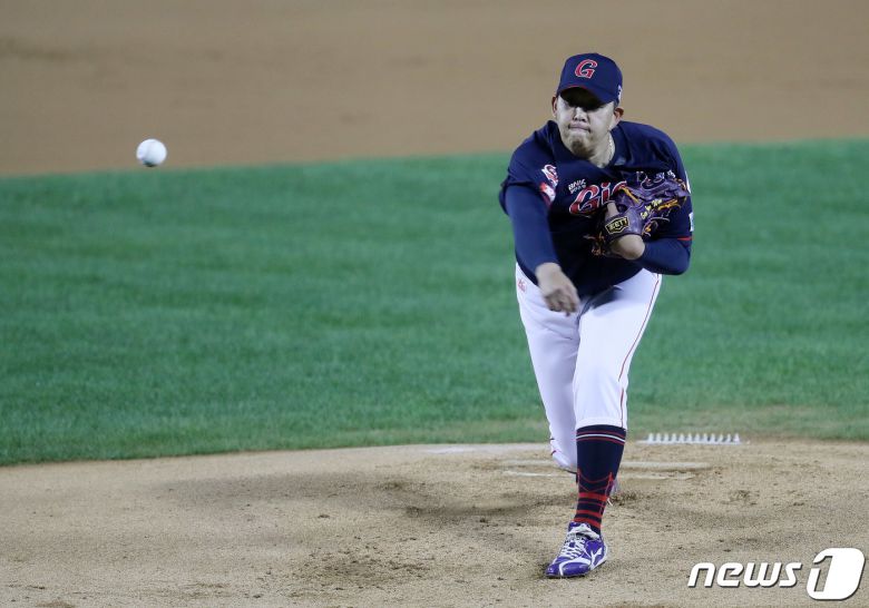 8일 오후 서울 송파구 잠실야구장에서 열린 프로야구 2021 KBO리그 롯데와 두산의 경기에서 1회말 롯데 선발 서준원이 역투하고 있다 . 2021.10.8/뉴스1 ⓒ News1 박세연 기자