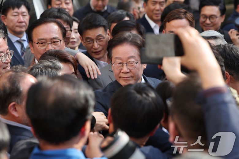 공직선거법상 허위사실공표 혐의로 기소된 이재명 더불어민주당 대표가 26일 오후 서울 서초구 서울고등법원에서 열린 항소심 선고공판에서 무죄를 선고 받은 뒤 동료 의원들과 인사를 나누고 있다. 2025.3.26/뉴스1 ⓒ News1 사진공동취재단