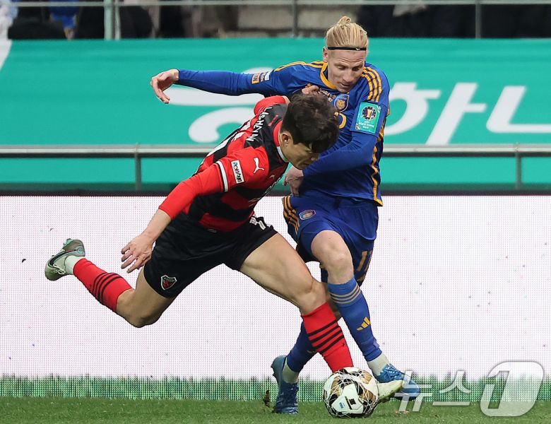 30일 오후 서울 마포구 서울월드컵경기장에서 열린 '2024 하나은행 코리아컵 결승전' 포항 스틸러스와 울산HD의 경기, 후반 포항 신광훈과 울산 루빅손이 치열한 볼 경합을 하고 있다. 2024.11.30/뉴스1 ⓒ News1 김진환 기자