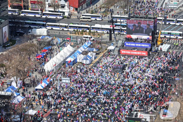 29일 오후 서울 종로구 광화문 네거리 일대 도로가 윤석열 대통령 지지자들과 자유통일당 등 보수단체 회원들의 집회로 인해 교통 통제가 이뤄지고 있다. 2025.3.29/뉴스1 ⓒ News1 민경석 기자