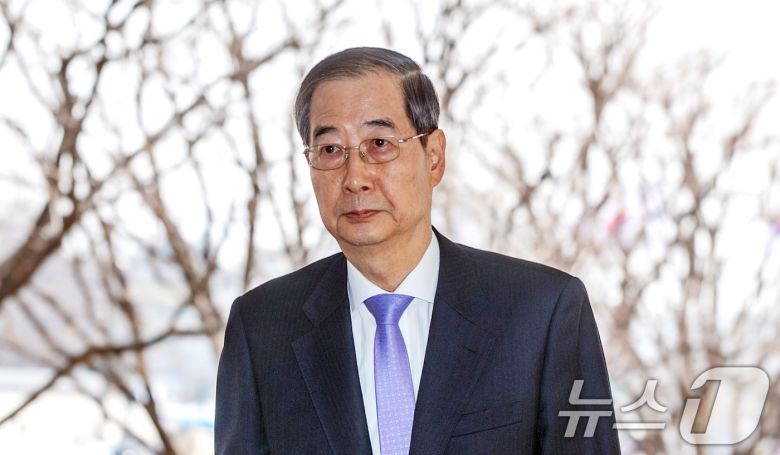 한덕수 국무총리가 헌법재판소의 탄핵심판 기각 결정으로 직무에 복귀하기 위해 24일 오전 서울 종로구 정부서울청사로 출근하고 있다. (공동취재) 2025.3.24/뉴스1 ⓒ News1 임세영 기자