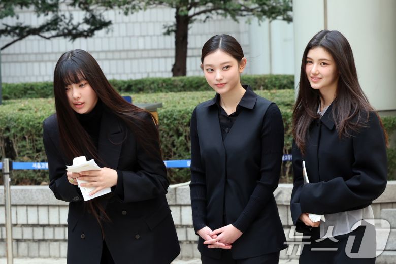 그룹 뉴진스 혜인(왼쪽부터),해린, 다니엘이 지난 7일 서울 서초구 서울중앙지방법원에서 어도어 측이 멤버들을 상대로 제기한 ‘기획사 지위보전 및 광고계약 체결 등 금지’ 가처분 첫 심문기일을 마친 후 법원을 나서고 있다. 2025.3.7/뉴스1 ⓒ News1 황기선 기자