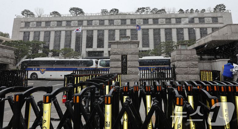 윤석열 대통령에 대한 헌법재판소의 탄핵 심판이 소추일 기준으로 100일을 훌쩍 넘기며 연일 최장 기록을 경신하고 있는 가운데 30일 서울 종로구 헌재에 눈이 내리고 있다. 2025.3.30/뉴스1 ⓒ News1 박지혜 기자