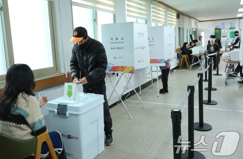 4·2 담양군수 재선거 사전투표 첫날인 지난 28일 전남 담양군 봉산면주민센터에서 유권자들이 투표를 하고 있다. 2025.3.28/뉴스1 ⓒ News1 김태성 기자