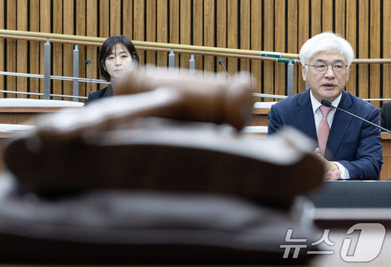 마은혁 헌법재판소 재판관 후보자가 23일 오전 서울 여의도 국회에서 열린 헌법재판소 재판관 선출안 심사를 위한 인사청문회에서 의원 질의에 답변하고 있다. 이날 청문회에 국민의힘 의원들은 불참했다. 2024.12.23/뉴스1 ⓒ News1 이재명 기자