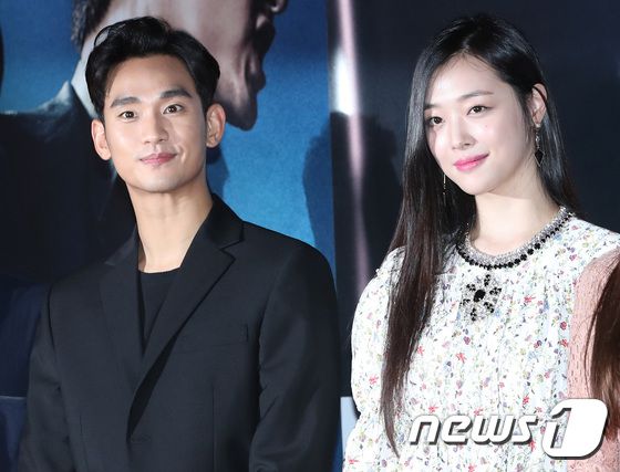 배우 김수현, 설리(오른쪽)가 27일 오후 서울 왕십리cgv에서 열린 영화 ‘리얼’(감독 이사랑) VIP 시사회에 참석해 포즈를 취하고 있다. ⓒ News1 권현진 기자