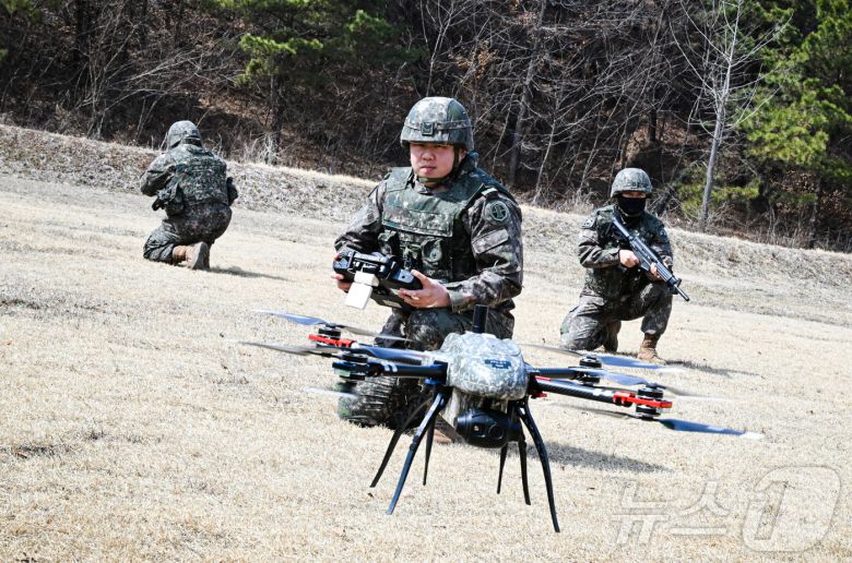 지작사 드론봇전투단 장병들이 UGF 인근을 정찰하기 위해 스위드 드론을 투입하고 있는 모습. (육군 제공. 재판매 및 DB 금지) 2025.3.17/뉴스1