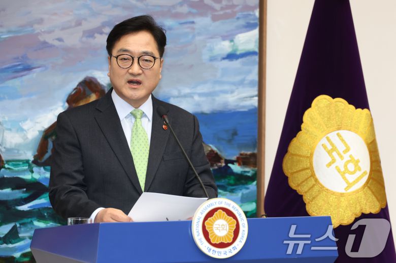 우원식 국회의장이 27일 오후 서울 여의도 국회에서 헌법재판소의 대통령 탄핵심판 선고 지체상황 등과 관련해 담화문을 발표하고 있다. 2025.3.27/뉴스1 ⓒ News1 이광호 기자