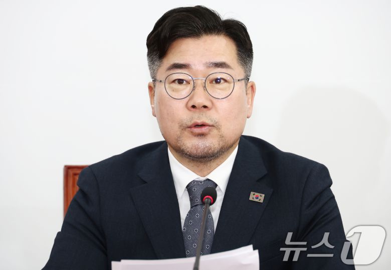 박찬대 더불어민주당 원내대표가 30일 오전 서울 여의도 국회에서 열린 기자간담회에서 발언하고 있다. 2025.3.30/뉴스1 ⓒ News1 김민지 기자