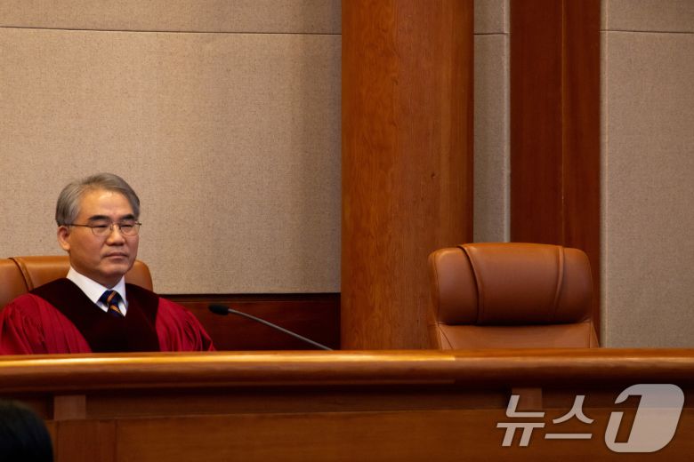 27일 서울 종로구 헌법재판소 대심판정에서 '마은혁 재판관 후보자' 불임명 관련 권한쟁의심판 선고가 열린 가운데 아홉 번째 재판관 자리가 비어 있다. (공동취재) 2025.2.27/뉴스1 ⓒ News1 김성진 기자