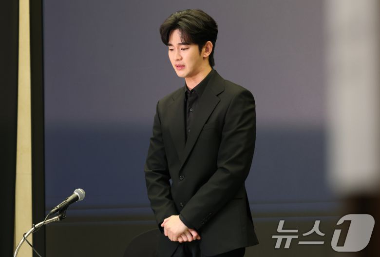 배우 김수현이 31일 오후 서울 마포구 스탠포트호텔에서 가진 긴급 기자회견에 참석하고 있다. 이날 김수현은 고(故) 김새론이 미성년자일 때부터 교제했다는 의혹을 비롯한 각종 논란에 대해 입장을 밝혔다. 2025.3.31/뉴스1 ⓒ News1 권현진 기자