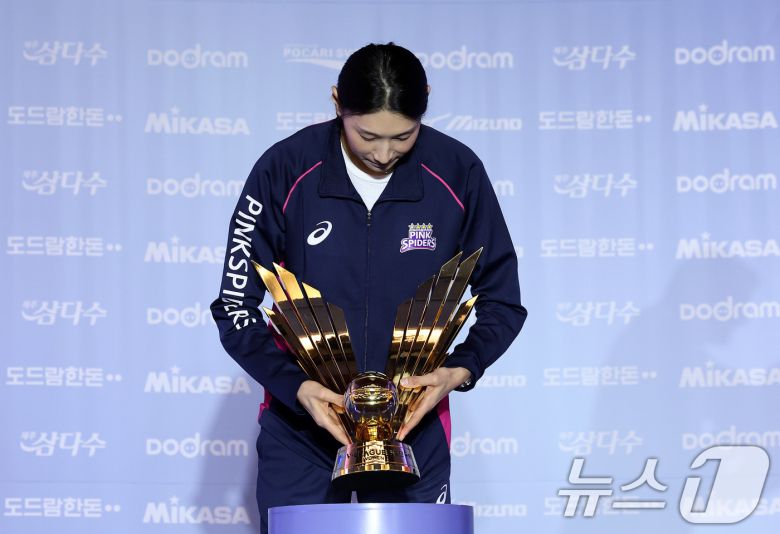 흥국생명 김연경이 21일 서울 강남구 리베라호텔에서 열린 도드람 2024-25 V리그 포스트시즌 미디어데이에서 우승트로피를 바라보고 있다. 2025.3.21/뉴스1 ⓒ News1 박지혜 기자