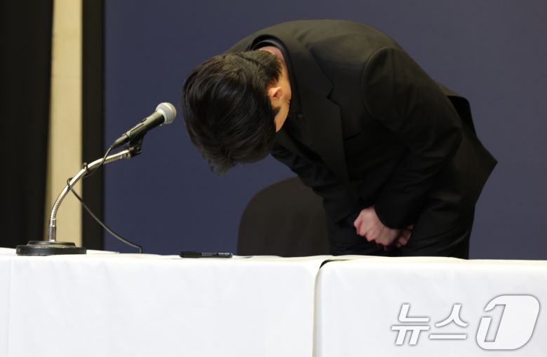 배우 김수현이 31일 오후 서울 마포구 스탠포트호텔에서 가진 긴급 기자회견에 참석해 인사를 하고 있다. 이날 김수현은 고(故) 김새론이 미성년자일 때부터 교제했다는 의혹을 비롯한 각종 논란에 대해 입장을 밝혔다. 2025.3.31/뉴스1 ⓒ News1 권현진 기자