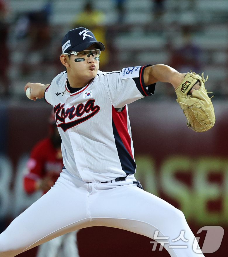 16일(현지시간) 대만 타이베이시 톈무 야구장에서 열린 2024 WBSC 프리미어12 B조 예선 대한민국과 도미니카공화국의 경기, 6회초 2사 1루상황에서 마운드에 오른 김서현이 역투하고 있다. 2024.11.16/뉴스1 ⓒ News1 장수영 기자