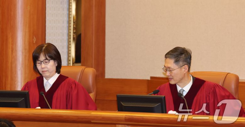 문형배 헌법재판소장 권한대행(오른쪽)과 이미선 재판관이 20일 서울 종로구 헌법재판소에서 열린 윤석열 대통령 탄핵심판 10차 변론에 참석해 있다. 2025.2.20/뉴스1 ⓒ News1 사진공동취재단