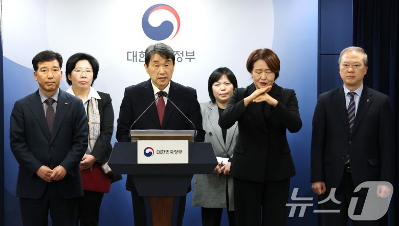 이주호 사회부총리 겸 교육부 장관이 7일 서울 종로구 정부서울청사에서 학생 복귀 및 의대교육 정상화 관련 브리핑을 하고 있다. /뉴스1 ⓒ News1 임세영 기자