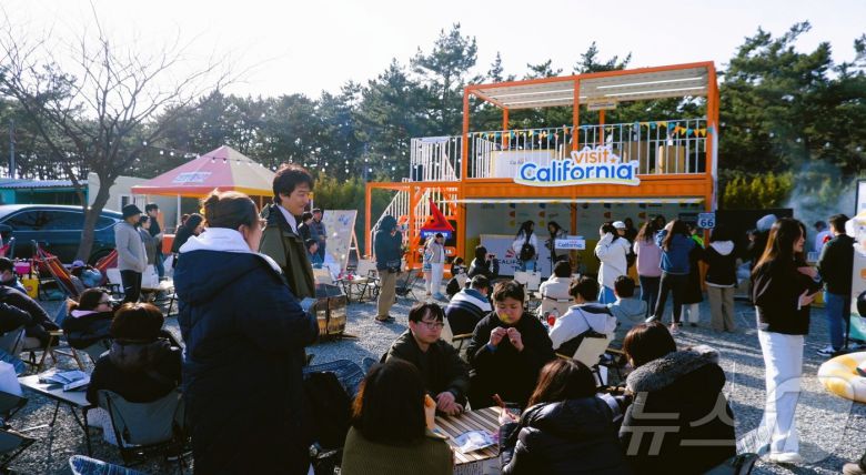 지난 28일 충남 태안 몽산포 해수욕장에서 열린 캘리포니아관광청 브랜드 부스ⓒ 뉴스1 윤슬빈 기자