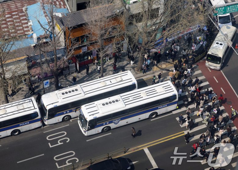 윤석열 대통령에 대한 탄핵 심판 선고일이 결정된 1일 서울 종로구 헌법재판소 인근이 통제되자 시민들이 발걸음을 옮기고 있다. 헌법재판소는 오는 4일 오전 11시 헌재 대심판정에서 윤 대통령에 대한 탄핵 심판 선고기일을 연다. 2025.4.1/뉴스1 ⓒ News1 이동해 기자