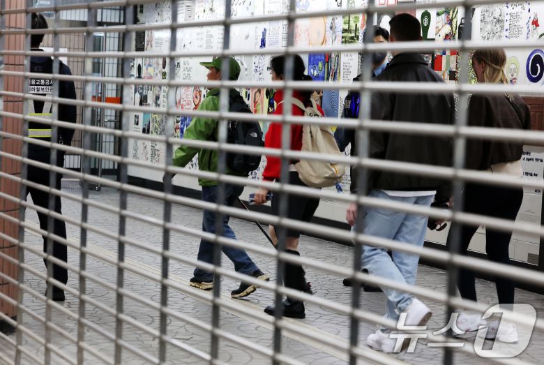 윤석열 대통령에 대한 탄핵 심판 선고일이 결정된 1일 오후 서울 종로구 헌법재판소 인근 지하철3호선 안국역이 부분통제 되고 있다. 이날 낮 12시부터 안국역 1·2·3·4번 출구가 폐쇄된 상태이며 5·6번 출구를 통해 통행 가능하다. 선고 당일인 4일에는 첫 차부터 역을 폐쇄한 뒤 무정차 운행할 예정이다. 2025.4.1/뉴스1 ⓒ News1 이동해 기자