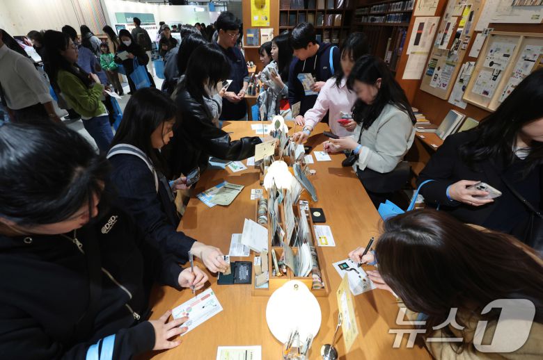 2일 서울 강남구 코엑스 더플라츠에서 열린 인벤타리오(INVENTARIO): 2025 문구 페어를 찾은 관람객들이 다양한 문구제품을 둘러보고 있다. 이번 전시회는 취향 셀렉트숍 29CM(이십구센티미터)가 선보이는 첫 번째 오프라인 문구 브랜드 페어다. 2025.4.2/뉴스1 ⓒ News1 박지혜 기자