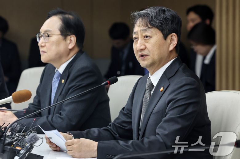 안덕근 산업통상자원부 장관이 지난달 27일 오후 서울 중구 대한상공회의소에서 열린 '자동차 관세 부과 민관 합동 긴급 대책회의'에 참석해 모두발언을 하고 있다. 이날 회의는 도널드 트럼프 미국 대통령이 오는 4월 3일부터 우리나라를 포함한 외국산 수입 자동차에 25 2025.3.27/뉴스1 ⓒ News1 민경석 기자