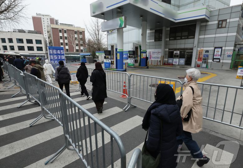 헌법재판소의 윤석열 대통령 탄핵심판 선고를 이틀 앞둔 2일 오후 서울 종로구 헌법재판소 일대가 통제되기 시작하면서 안국역 사거리에 위치한 주유소가 휴업 중에 있다. 2025.4.2/뉴스1 ⓒ News1 장수영 기자