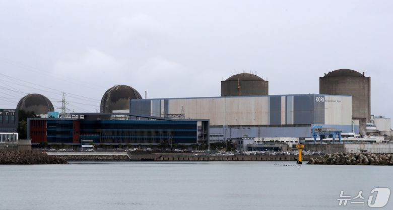 한국수력원자력이 가동 정지 7년 만에 국내 최초로 고리1호기의 제염 작업에 착수했다. 부산 기장군 해안가에 자리한 고리원자력발전소. 오른쪽부터 고리1, 2, 3, 4호기. 2024.5.7/뉴스1 ⓒ News1 윤일지 기자