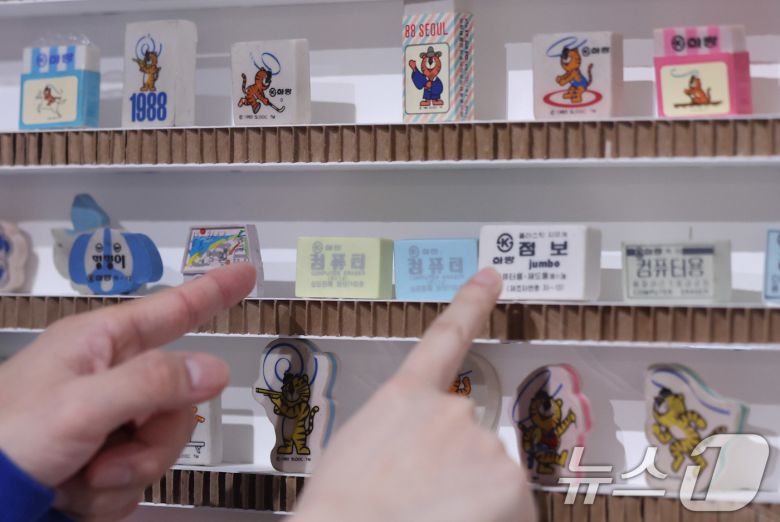 2일 서울 강남구 코엑스 더플라츠에서 열린 인벤타리오(INVENTARIO): 2025 문구 페어를 찾은 관람객들이 다양한 문구제품을 둘러보고 있다. 이번 전시회는 취향 셀렉트숍 29CM(이십구센티미터)가 선보이는 첫 번째 오프라인 문구 브랜드 페어다. 2025.4.2/뉴스1 ⓒ News1 박지혜 기자