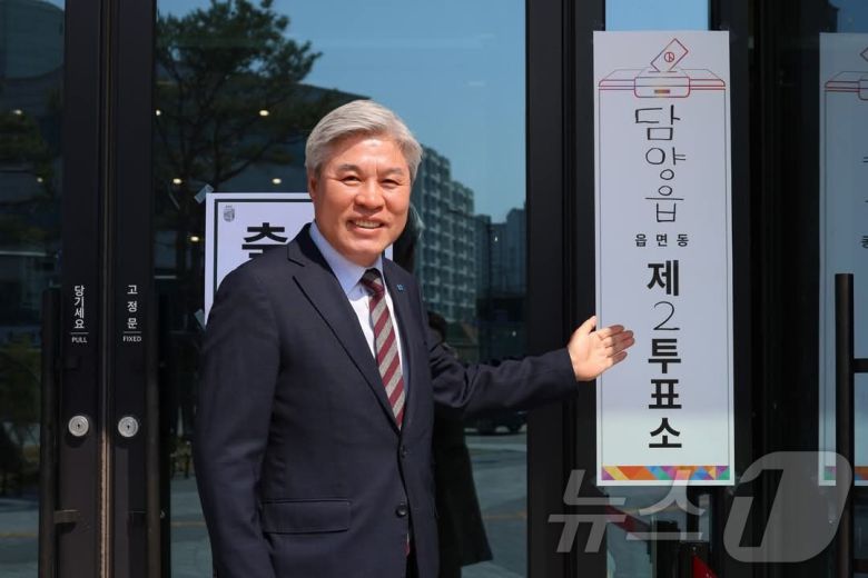 서왕진 조국혁신당 국회의원이 2일 담양군수 재선거 투표일을 맞아 투표소를 찾아 투표를 독려하고 있다.(서왕진SNS.재배포 및 DB금지)