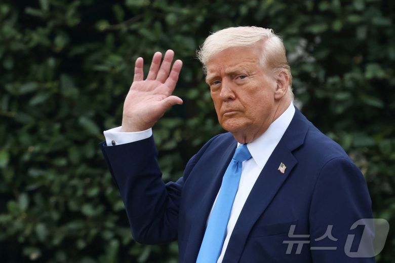 도널드 트럼프 미국 대통령이 지난달 28일 미국 워싱턴DC 백악관에서 플로리다로 출발하기 전 손을 들어 보이고 있다. ⓒ 로이터=뉴스1 ⓒ News1 류정민 특파원