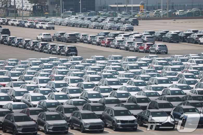 3일 오후 경기 평택시 포승읍 평택항 자동차전용부두에 수출용 차량들이 세워져 있다. 미국 정부가 2일(현지시간) 한국산 수입품에 25%의 상호관세(reciprocal tariffs)를 부과한다고 공식 발표했다. 또한 트럼프 대통령은 이날 자동차에 대한 25% 관세는 3일 0시부터 부과할 계획이라고 재확인했다. 2025.4.3/뉴스1 ⓒ News1 김영운 기자