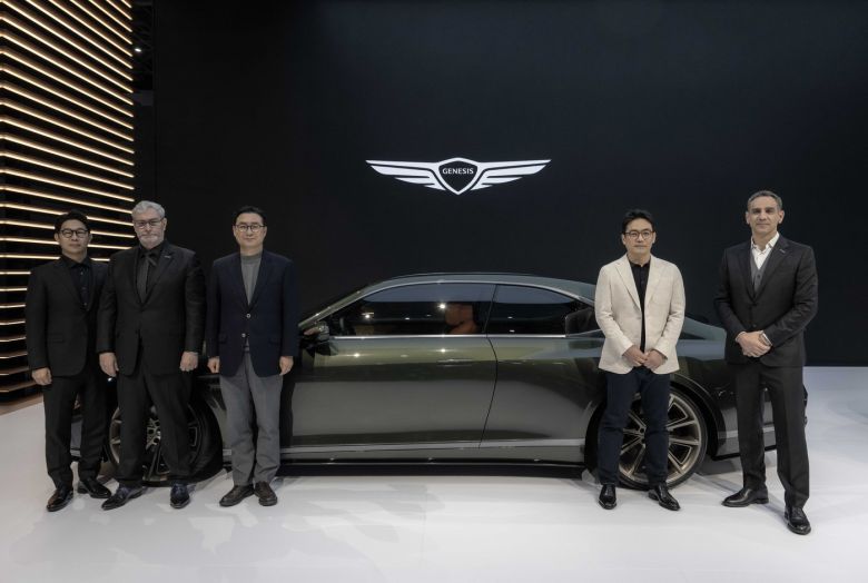 (왼쪽부터) 송민규 제네시스사업본부장 부사장, 루크 동커볼케 현대차그룹 CDO 겸 CCO 사장, 정유석 현대차 국내사업본부장 부사장, 윤일헌 제네시스디자인센터장 상무, 현대모터스포츠법인장 겸 제네시스 마그마 레이싱 총감독 시릴 아비테불이 3일 경기 고양 킨텍스에서 열린 '2025 서울모빌리티쇼' 언론 공개 행사를 마친 뒤 콘셉트카 '엑스 그란 쿠페' 앞에서 기념 촬영하는 모습(제네시스 제공). 2025.04.03.