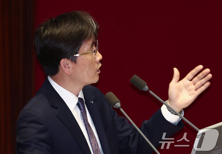 오동운 공수처장이 3일 오후 서울 여의도 국회에서 열린 본회의 긴급현안질문에서 장동혁 국민의힘 의원의 윤석열 대통령에 대한 공수처 수사 관련 질의에 답변하고 있다. 2025.4.3/뉴스1 ⓒ News1 김민지 기자