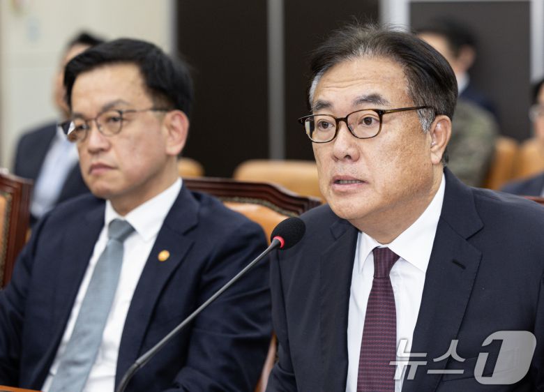 정진석 대통령비서실장이 6일 오전 서울 여의도 국회에서 열린 윤석열 정부의 비상계엄 선포를 통한 내란 혐의 진상규명 국정조사특별위원회 제3차 청문회에서 의원 질의에 답변하고 있다. 2025.2.6/뉴스1 ⓒ News1 이재명 기자