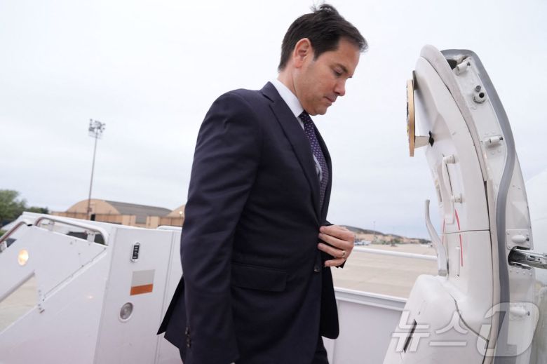 마코 루비오 미국 국무장관이 2일(현지시간) 벨기에 브뤼셀에서 열리는 나토 외무장관회의에 참석하기 위해 워싱턴 인근 앤드루스 합동 기지서 전용기를 타고 있다. 2025.04.03 ⓒ AFP=뉴스1 ⓒ News1 우동명 기자