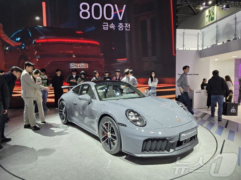2025 서울모빌리티쇼 개막일인 4일 오후 경기 고양 킨텍스 제1전시장의 포르쉐 전시관에 관람객 10명이 신형 911인 '911 카레라 4 GTS'에 직접 탑해 보기 위해 줄지어 기다리고 있다/뉴스1 2025.04.04. 김성식 기자