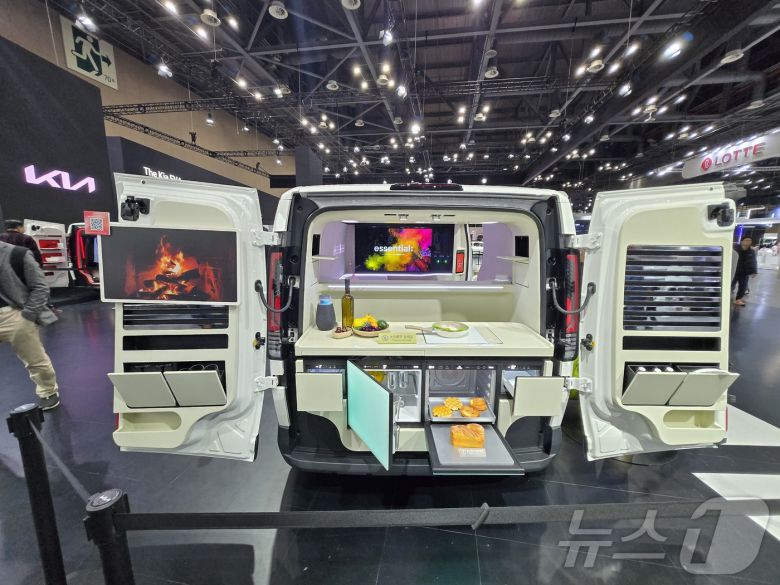 2025 서울모빌리티쇼 개막일인 4일 오후 경기 고양 킨텍스 제1전시장의 기아 전시관에 LG전자와 협업한 기아 목적기반차량(PBV) 'PV5' 콘셉트가가 전시돼 있다. PV5 카고 모델을 개조해 LG전자의 각종 가전제품을 모듈 형태로 탑재했다. 2025.04.04. 김성식 기자
