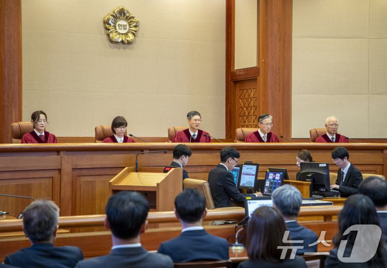 서울 종로구 헌법재판소 대심판정에서 열린 윤석열 대통령의 탄핵심판 선고에서 문형배 헌법재판소장 권한대행이 윤석열 대통령 탄핵심판 선고를 하고 있다. /뉴스1 ⓒ News1 사진공동취재단