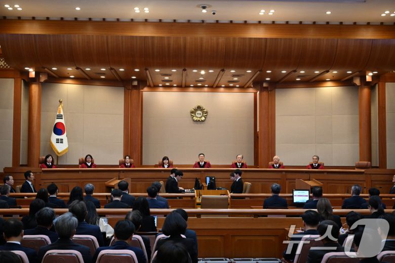 서울 종로구 헌법재판소 대심판정에서 윤석열 대통령 탄핵심판 선고 기일이 진행되고 있다. /뉴스1 ⓒ News1 사진공동취재단