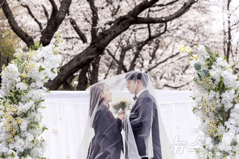 낭만적인 분위기를 연출한 웨딩 로드에 참여한 커플의 모습(하루채 제공)