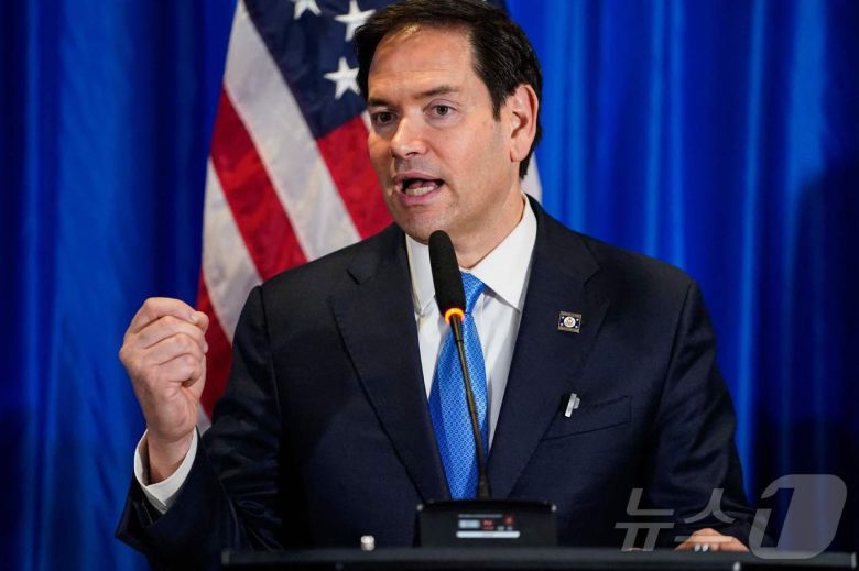 마코 루비오 미국 국무장관이 27일(현지시간) 수리남 파라마리보를 방문해 찬 산톡히 대통령과 기자회견을 하고 있다. 2025.03.28 ⓒ AFP=뉴스1 ⓒ News1 우동명 기자