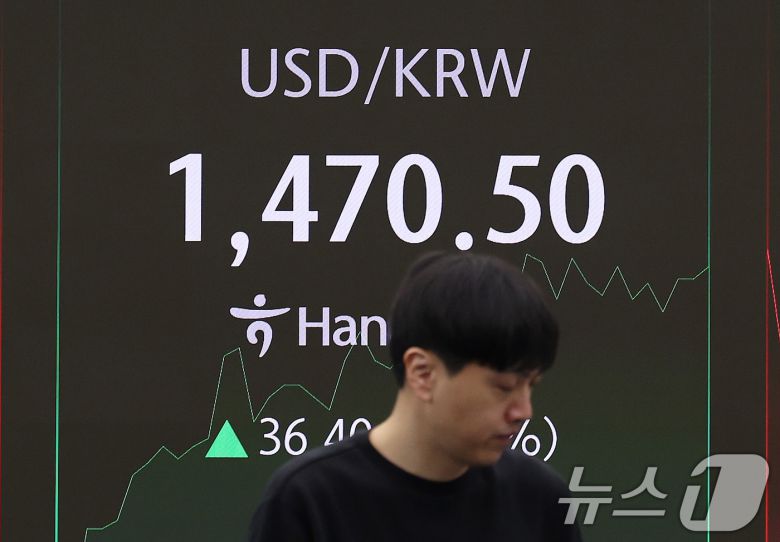 원·달러 환율이 장초반 1470원을 돌파했다. 7일 서울 중구 하나은행 본점 딜링룸에서 직원이 업무를 보고 있다. 2025.4.7/뉴스1 ⓒ News1 박지혜 기자