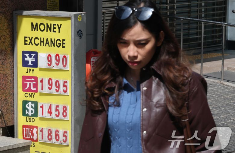 6일 서울 명동의 한 환전소에 원달러 환율 등 시세가 안내되고 있다.  2025.4.6/뉴스1 ⓒ News1 박세연 기자