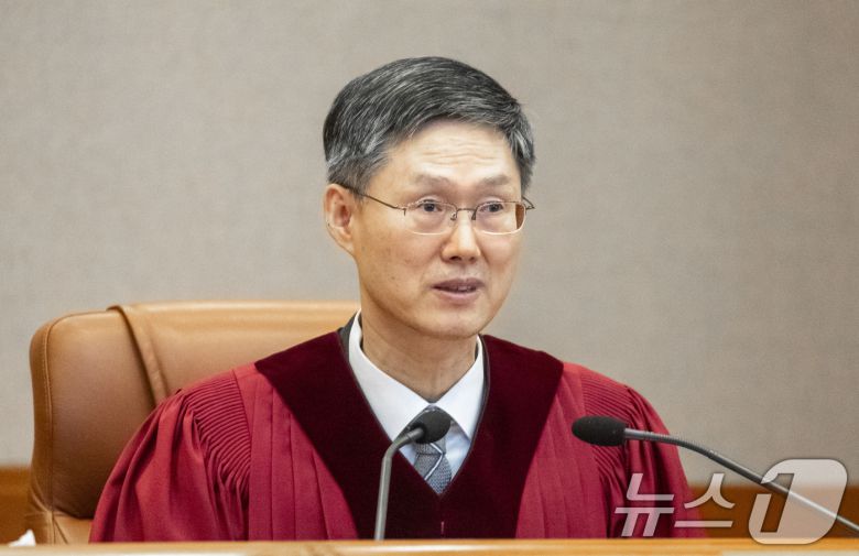 4일 서울 종로구 헌법재판소 대심판정에서 열린 윤석열 대통령의 탄핵심판 선고에서 문형배 헌법재판소장 권한대행이 윤석열 대통령 탄핵심판 선고를 하고 있다. 이날 헌법재판소는 재판관 전원 일치 의견으로 윤 대통령 파면을 결정했다 2025.4.4/뉴스1 ⓒ News1 사진공동취재단