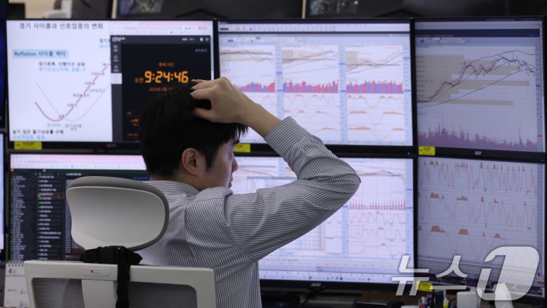 코스피 지수가 장중 2400대 아래로 떨어진 7일 서울 중구 하나은행 본점 딜링룸에서 직원이 업무를 보고 있다.  2025.4.7/뉴스1 ⓒ News1 박지혜 기자